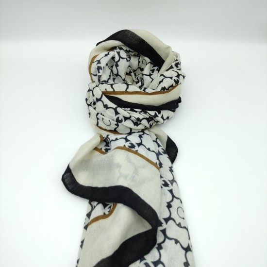 Black-rimmed cotton linen with a shawl in autumn and winter